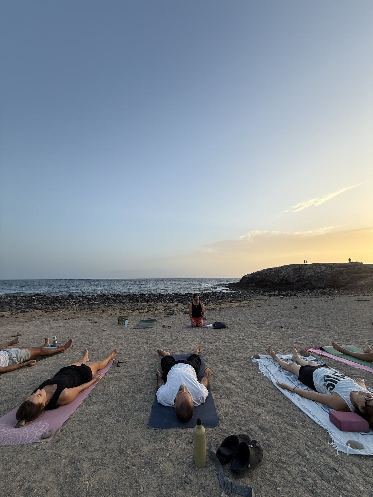 Savasana en la playa al caer el sol