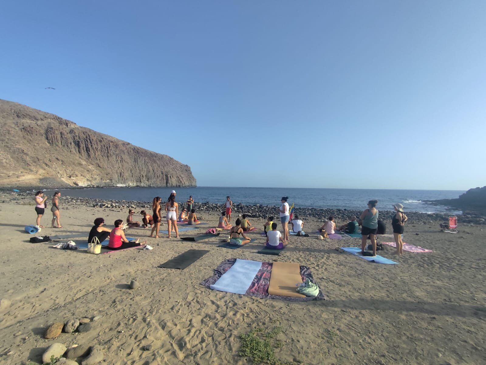 Encuentro del grupo en la orilla antes de la práctica