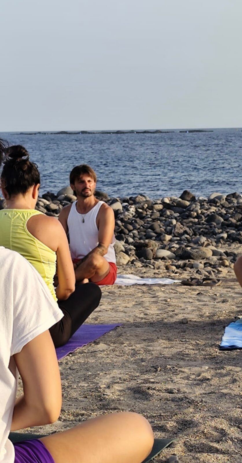Abraham guiando la clase sentado frente al mar