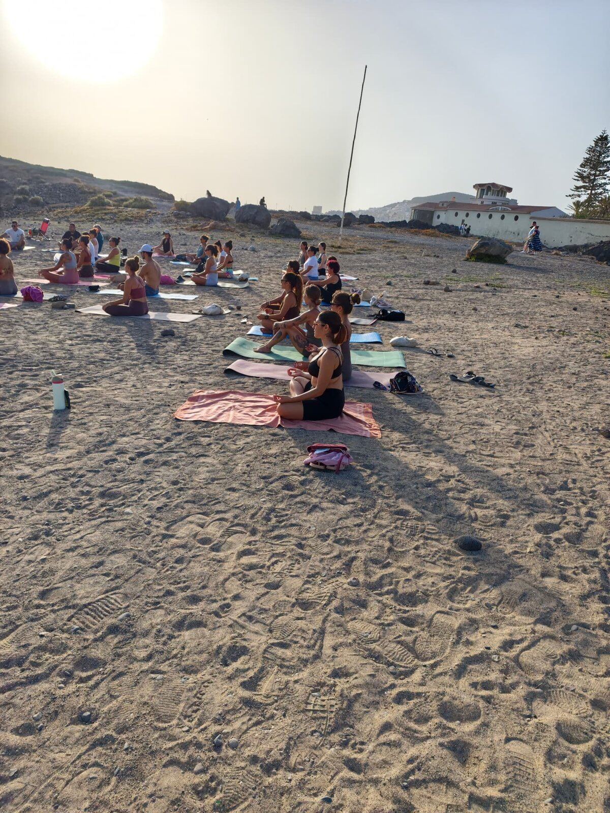 Meditación en grupo al atardecer en Playa El Callao